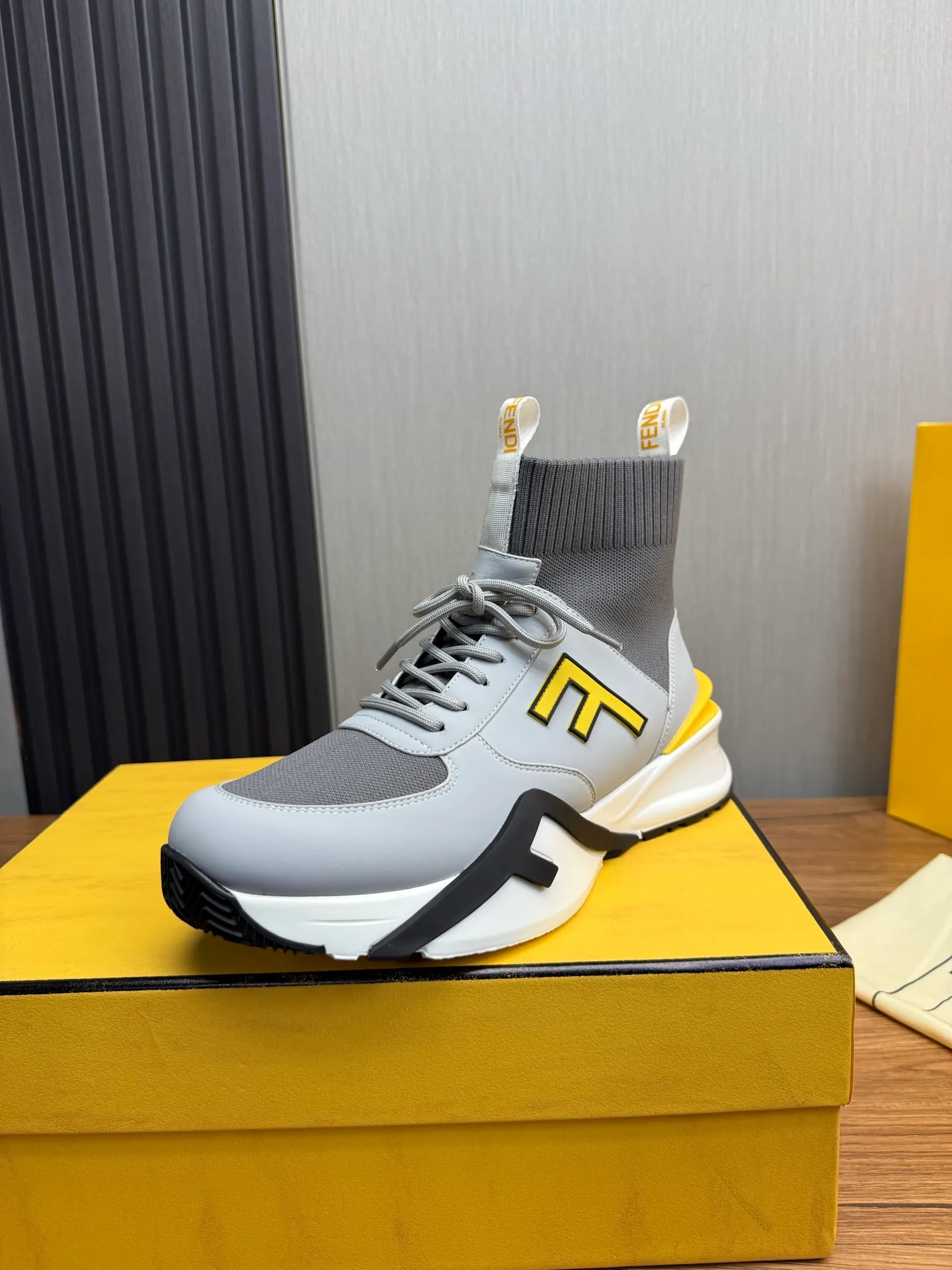 Men's men's shoes 💰560💰 Fendi [Fendi] hot style is on the market 🔥Fashionable casual men's shoes 🔱 Made of original brand fly knit fabric. Original cowhide + breathable mesh lining + sheepskin feet. Perfect shape and top quality, you deserve it 🔜Original rubber outsole, ultra-light, non-slip and wear-resistant 👣 Standard size 38-44
